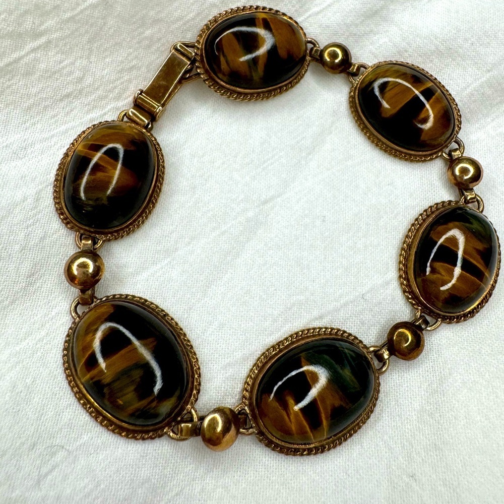 Vintage tiger eye bracelet from the 1940s in great condition. Clasp works well.